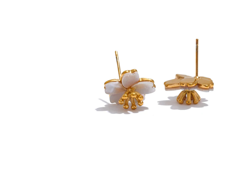 Shell flower earrings in stainless steel with shell.