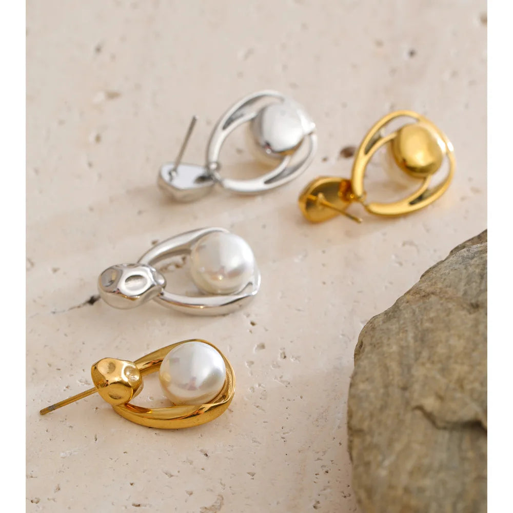 Pearl geometric earrings in gold-plated stainless steel with pearl.