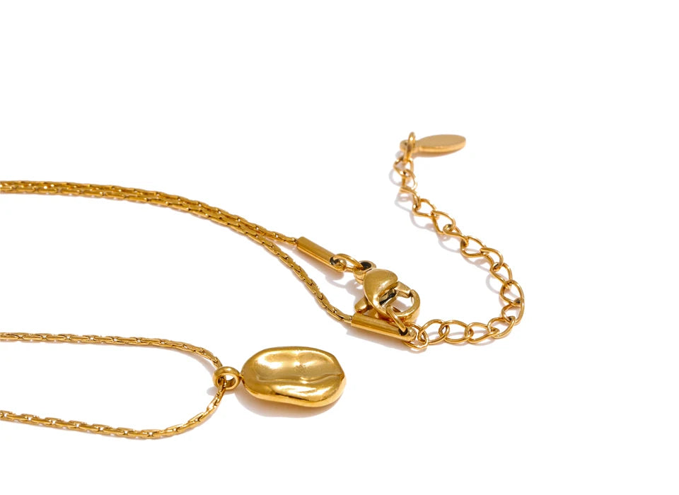 Hammered minimalist geometric necklace in gold-plated stainless steel.