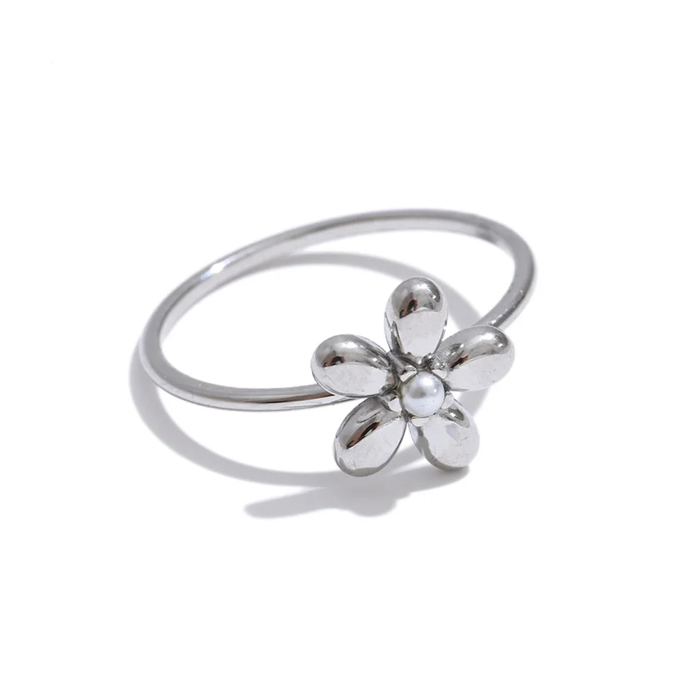 Pearl flower minimalist ring in 18K gold-plated stainless steel with pearl.