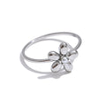 Pearl flower minimalist ring in 18K gold-plated stainless steel with pearl.