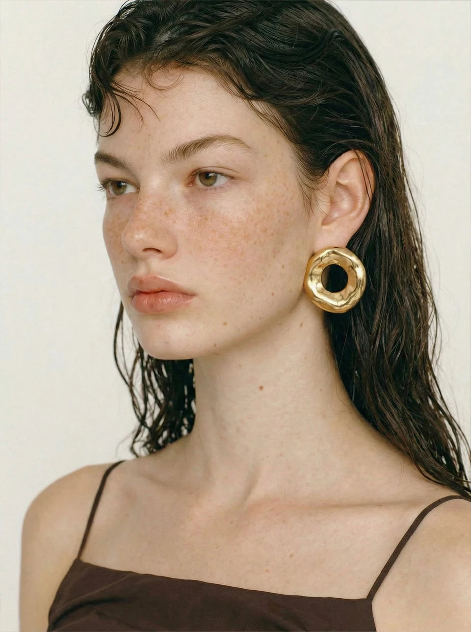 Minimalist geometric earrings in gold-plated stainless steel.