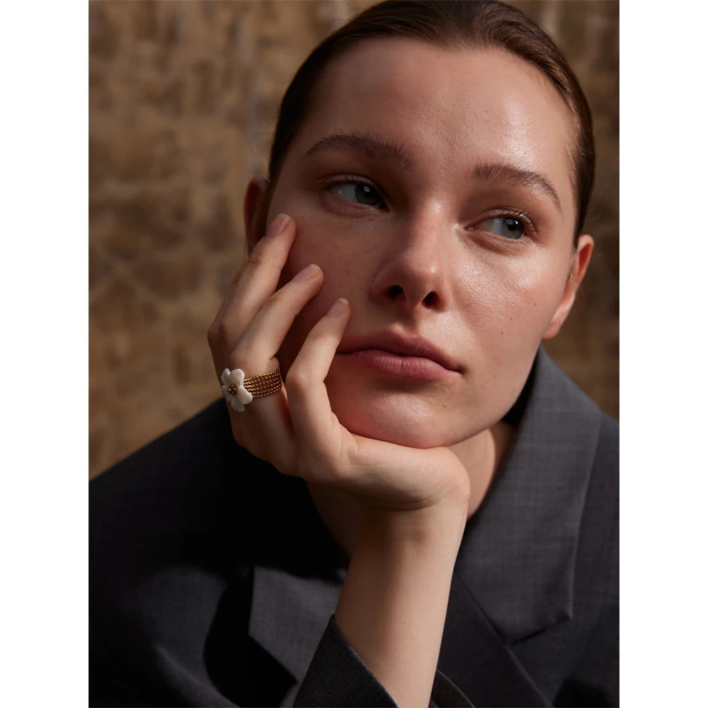 Shell flower ring in 18K gold-plated stainless steel with shell.