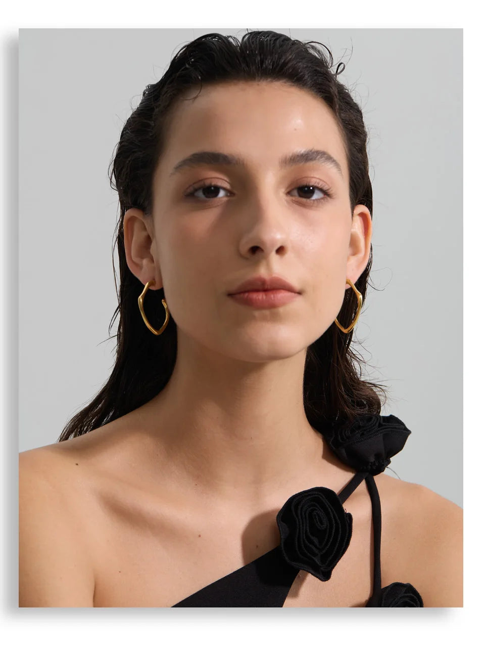 Minimalist geometric earrings in gold-plated stainless steel.