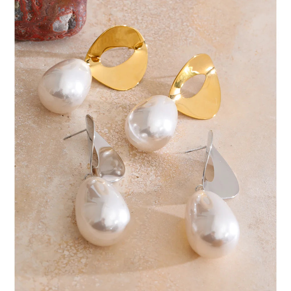 Pearl geometric earrings in gold-plated stainless steel with pearl.