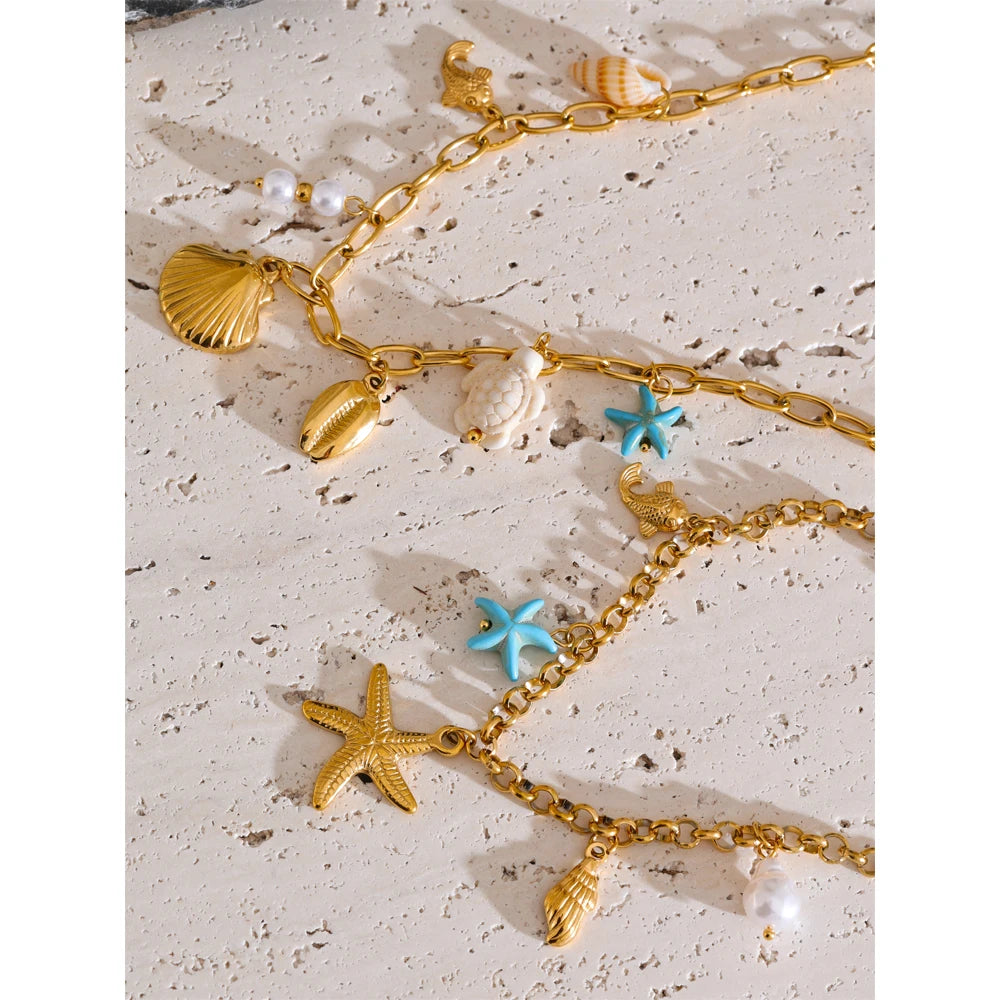 Shell star geometric necklace in gold-plated stainless steel with shell.
