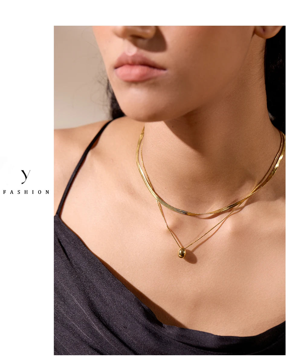 Snake geometric chain necklace in gold-plated stainless steel.
