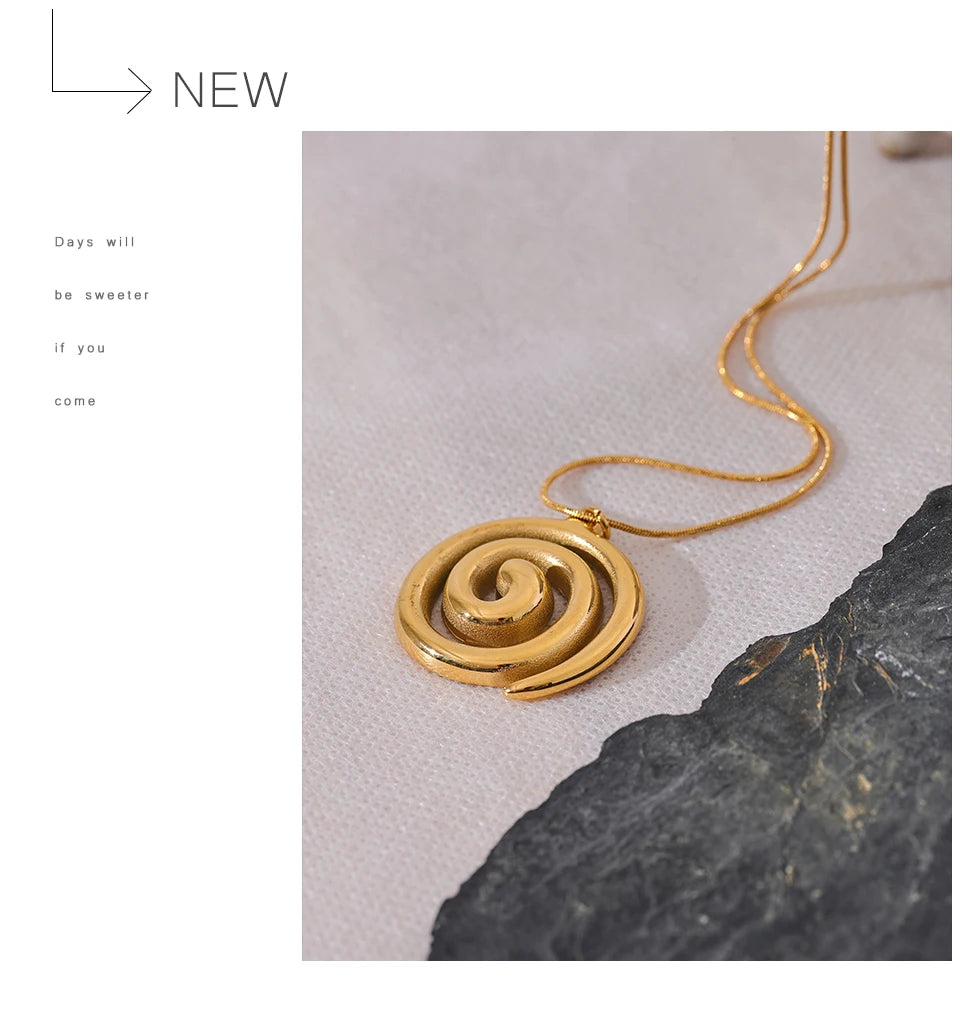 Geometric necklace in gold-plated stainless steel.