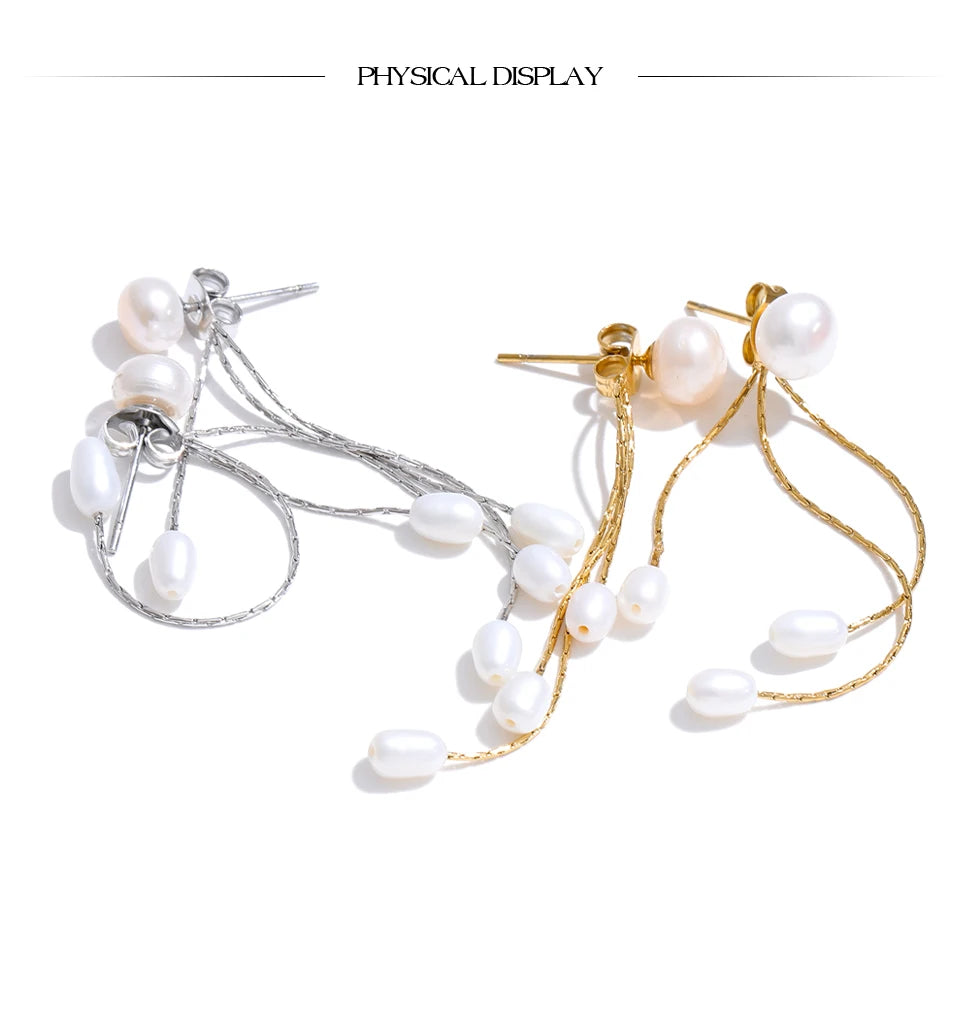 Freshwater pearl geometric chain earrings in gold-plated stainless steel with freshwater pearl.