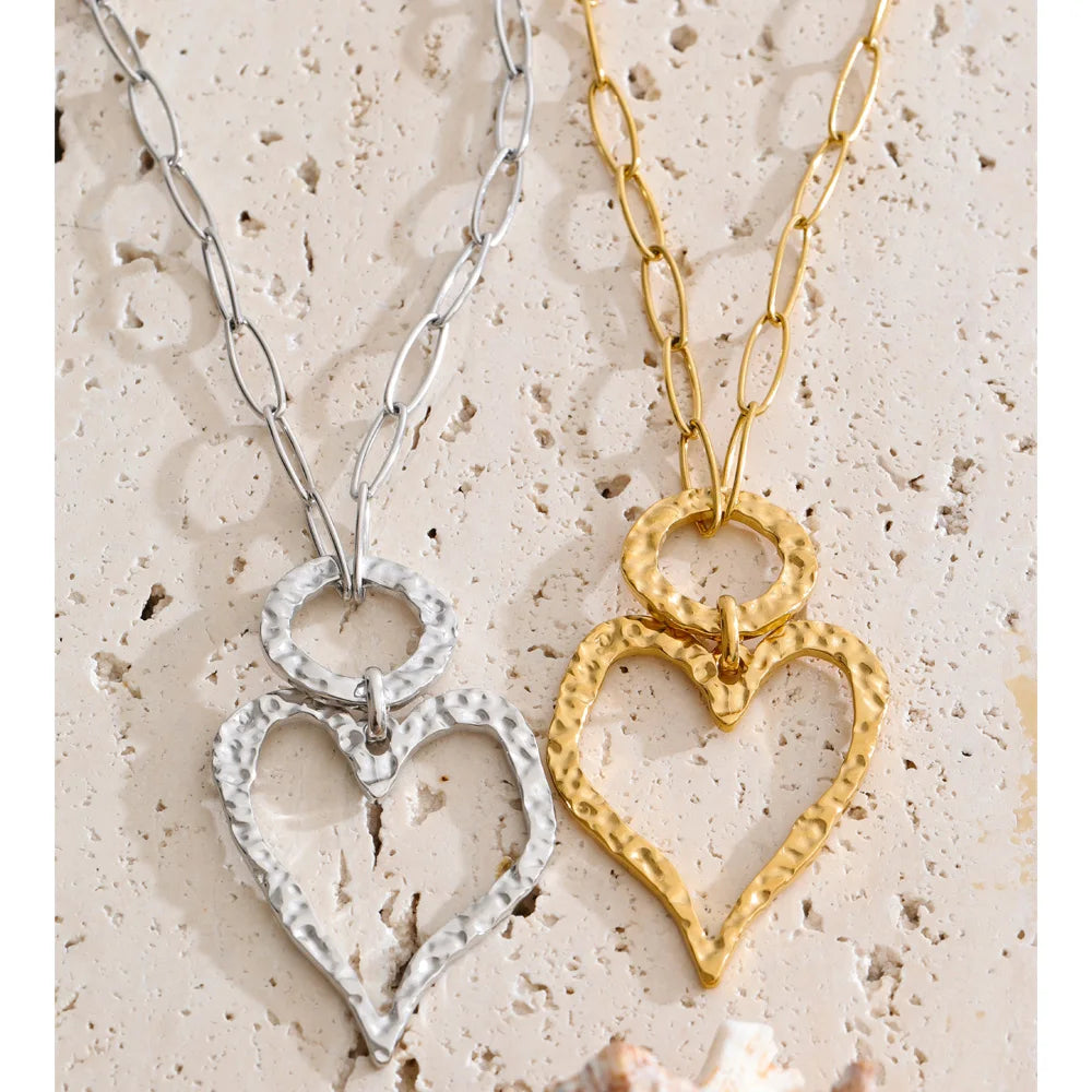 Heart necklace in gold-plated stainless steel.
