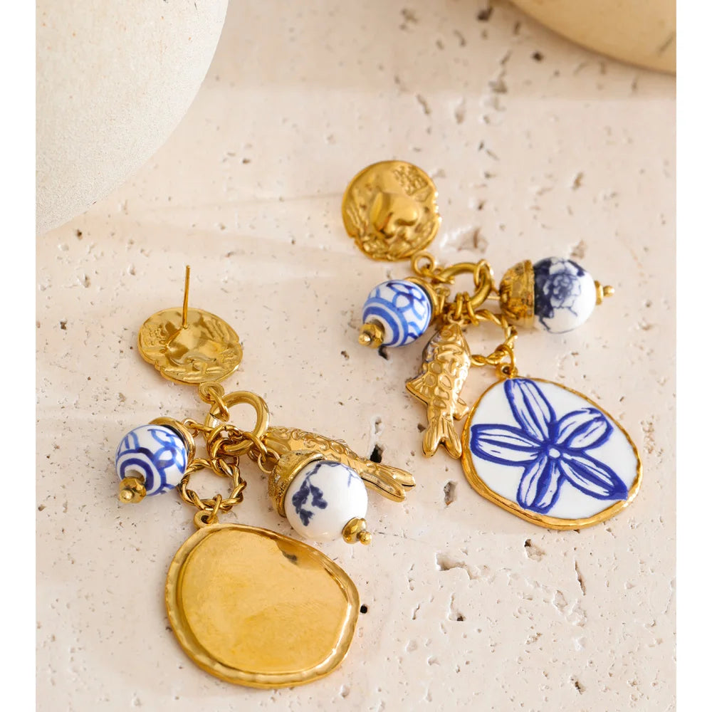 Flower beaded earrings in gold-plated stainless steel.