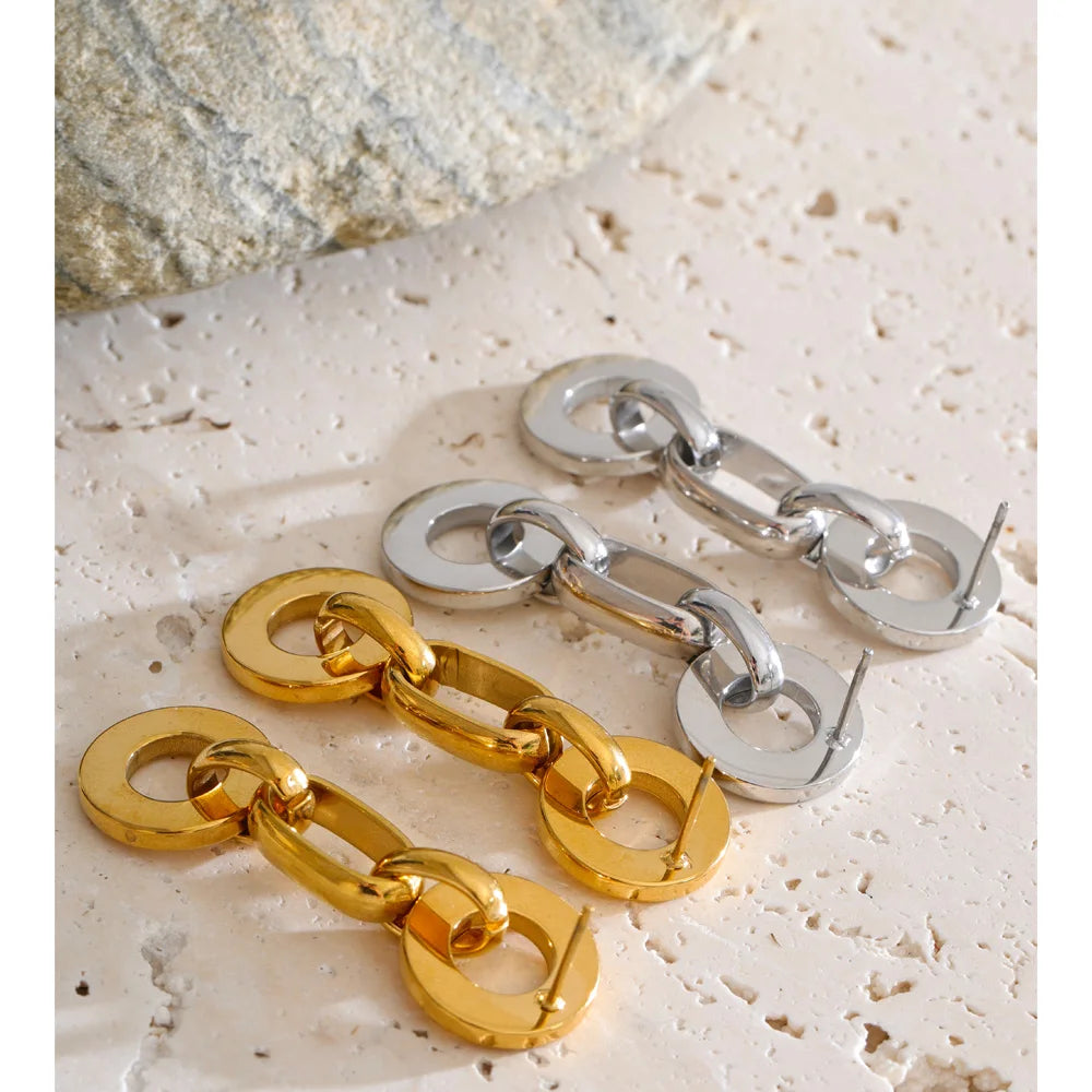 Geometric chain earrings in gold-plated stainless steel.