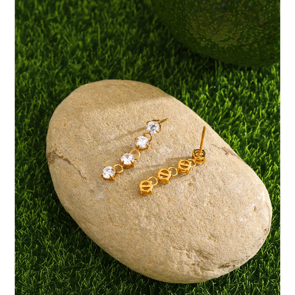 Cubic zirconia geometric chain earrings in gold-plated stainless steel with cubic zirconia.