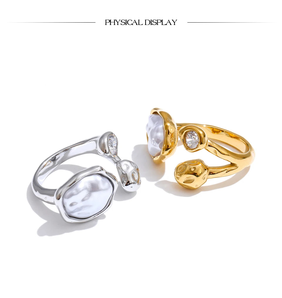 Cubic zirconia pearl geometric ring in gold-plated stainless steel with pearl and cubic zirconia.