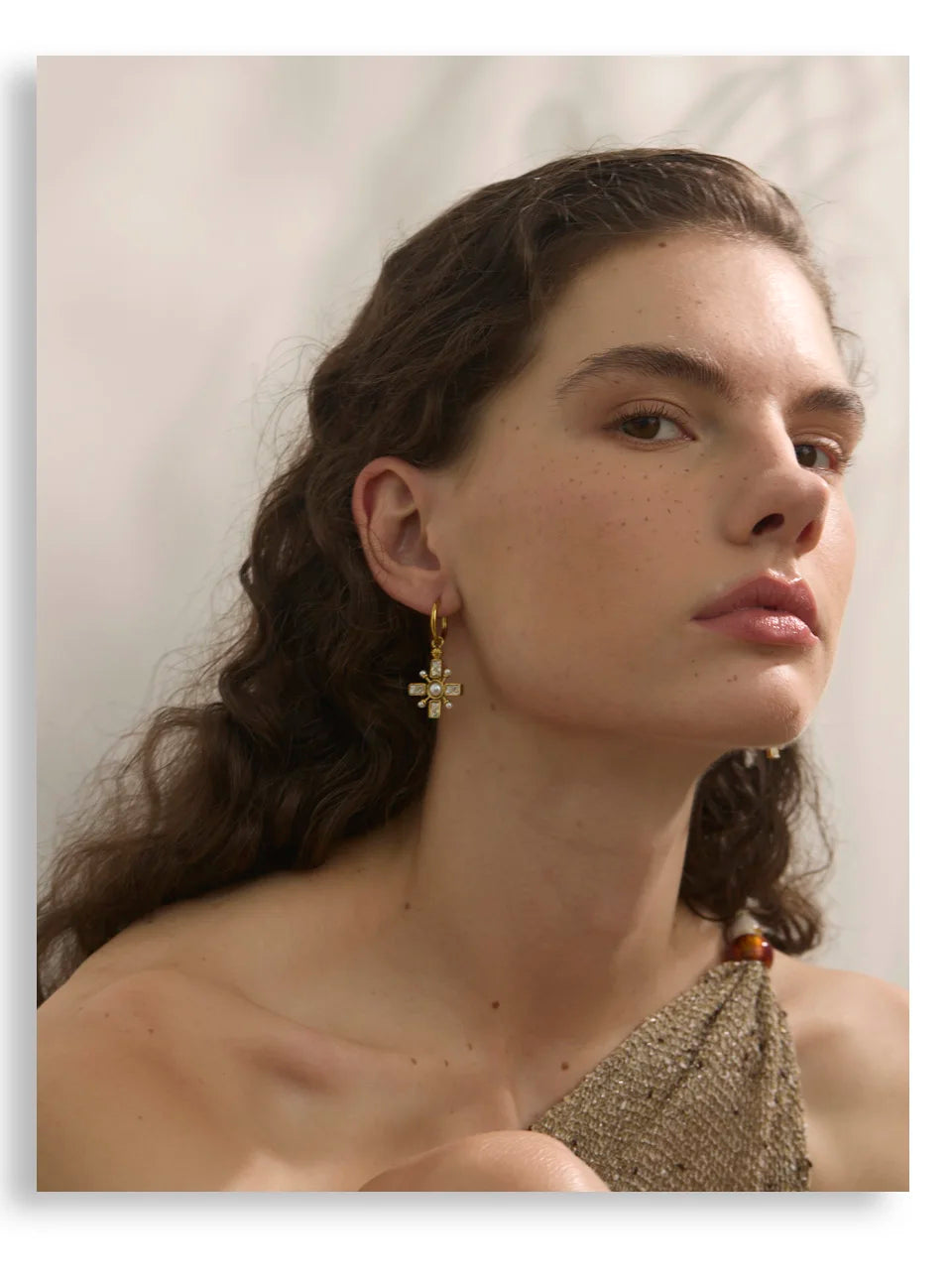 Cubic zirconia pearl cross earrings in gold-plated stainless steel with pearl and cubic zirconia.