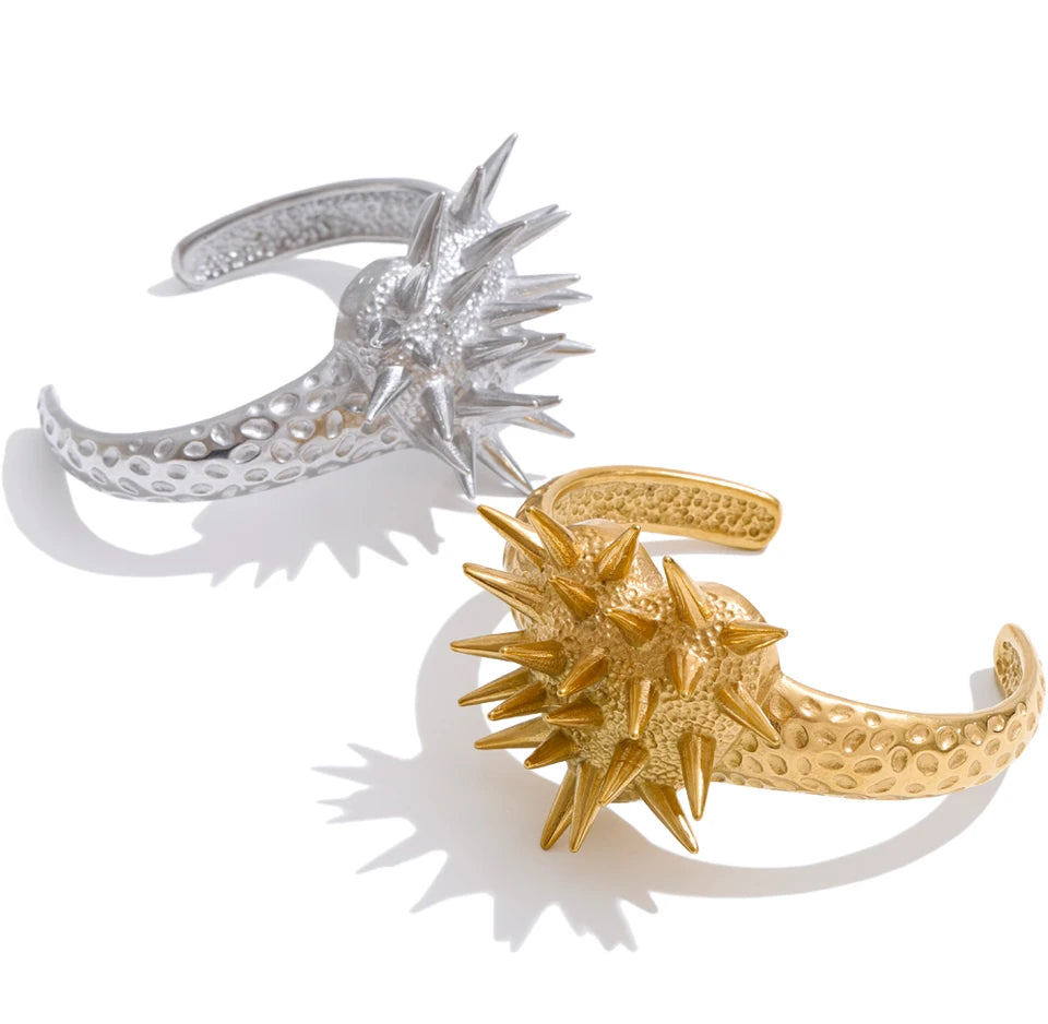 Heart geometric bracelet in gold-plated stainless steel.