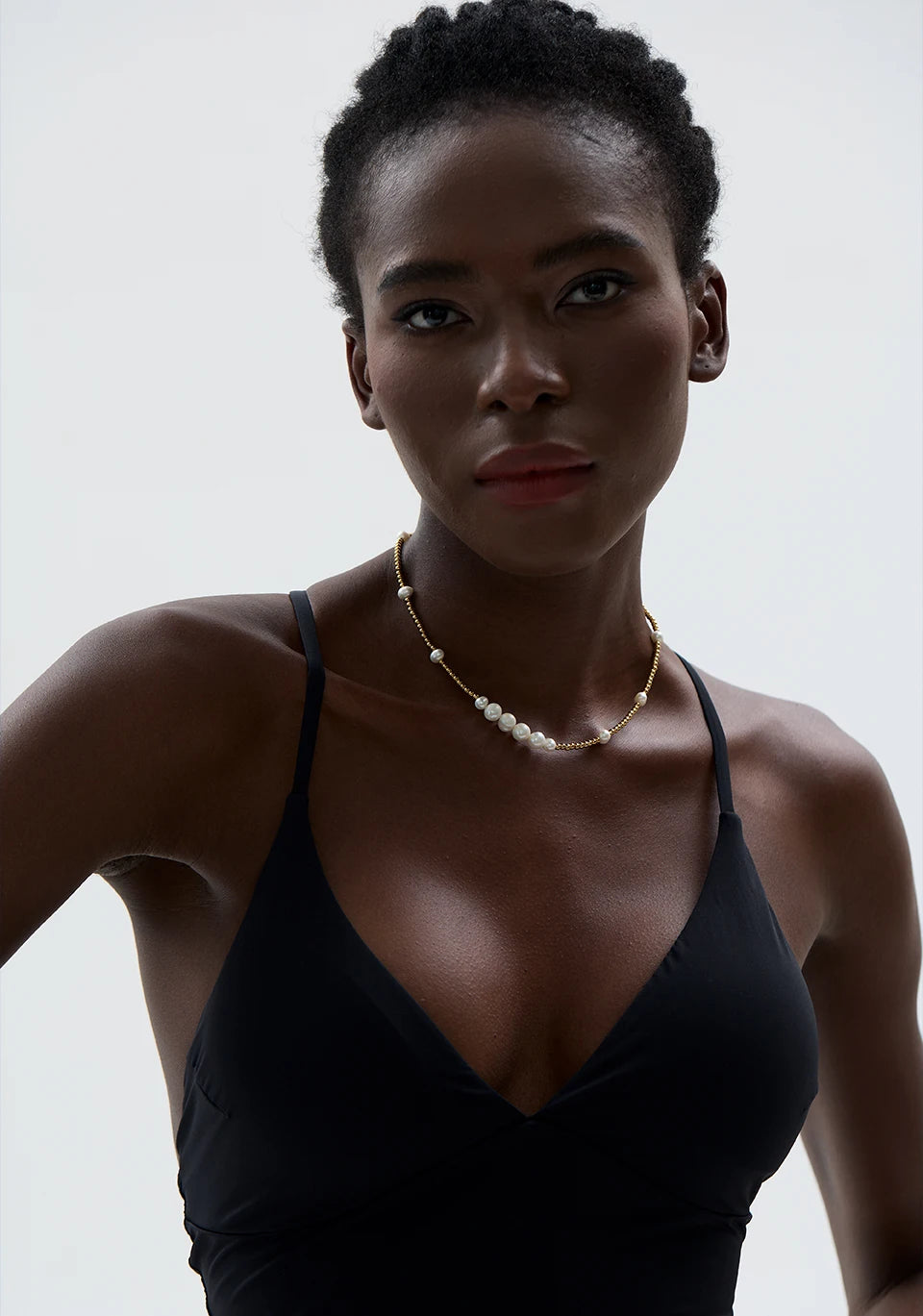 Freshwater pearl geometric necklace in gold-plated stainless steel with freshwater pearl.
