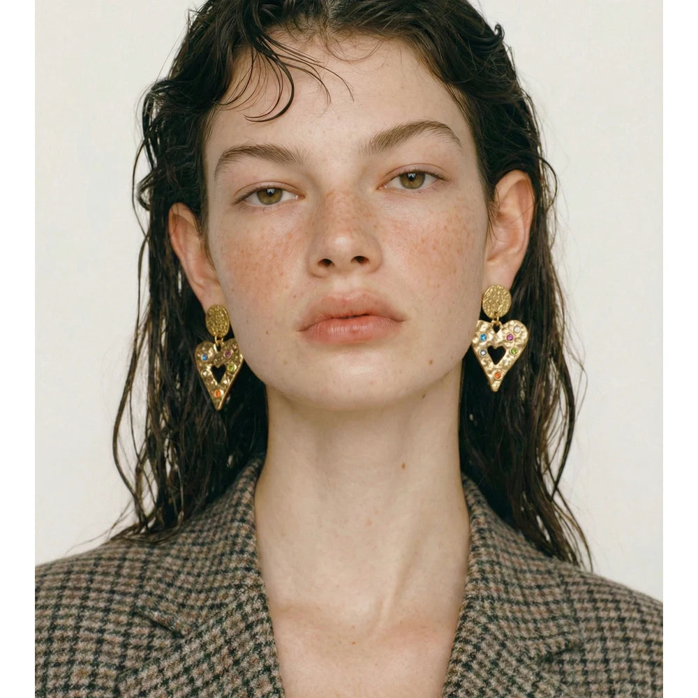 Cubic zirconia heart hammered earrings in gold-plated stainless steel with cubic zirconia.