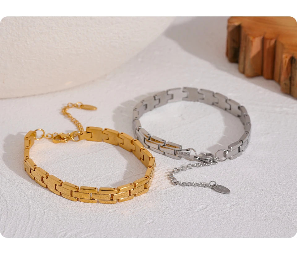 Geometric chain necklace in gold-plated 316L stainless steel.