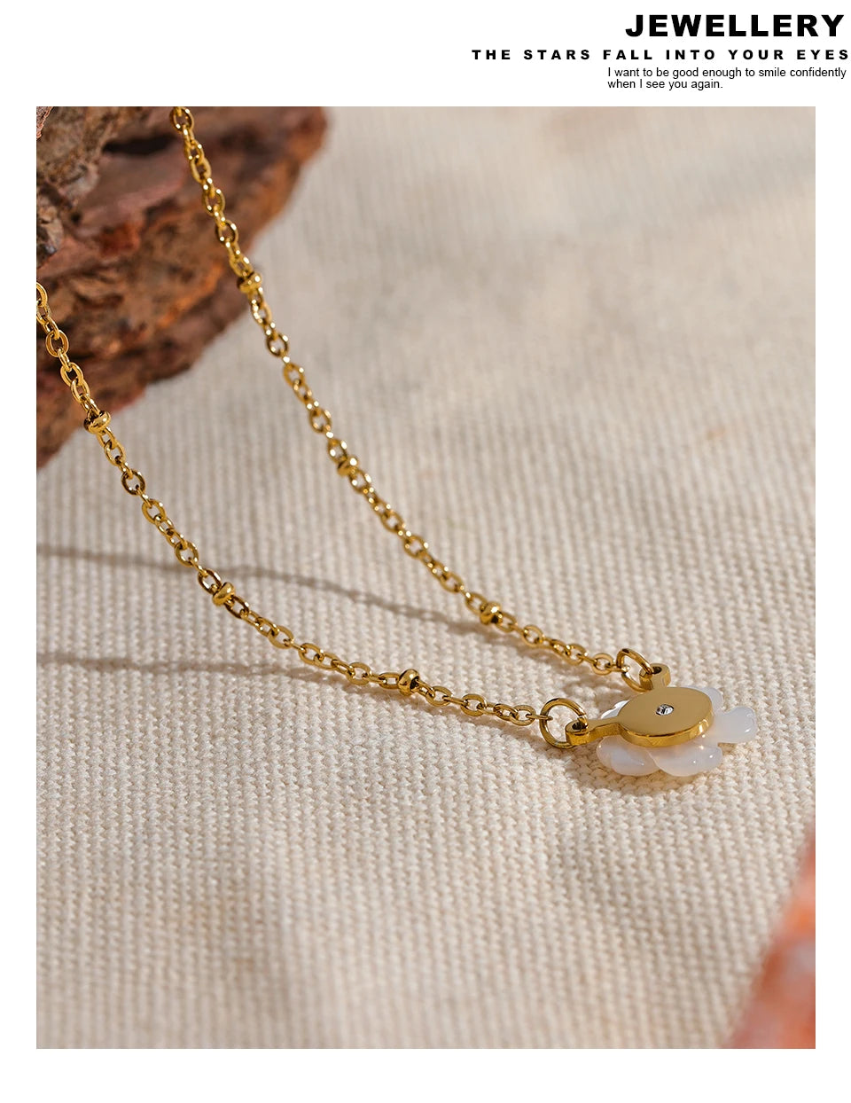 Shell flower chain necklace in gold-plated stainless steel with shell.