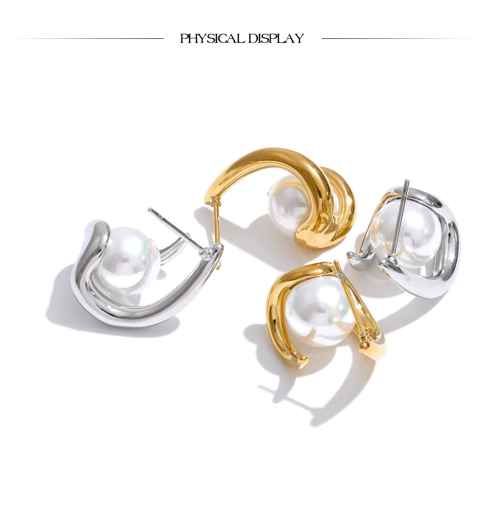 Pearl geometric earrings in gold-plated stainless steel with pearl.