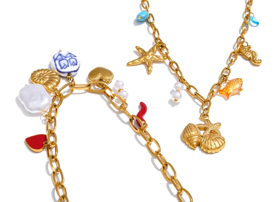Pearl shell flower necklace in gold-plated stainless steel with pearl and shell.