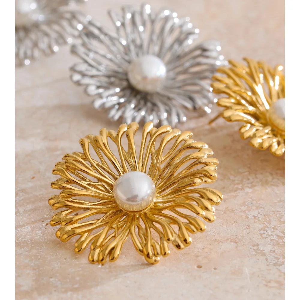 Pearl flower earrings in gold-plated stainless steel with pearl.