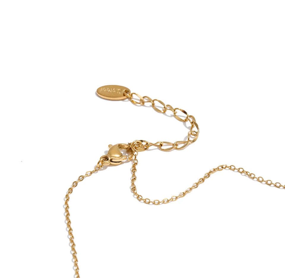 Freshwater pearl star geometric necklace in gold-plated stainless steel with freshwater pearl.
