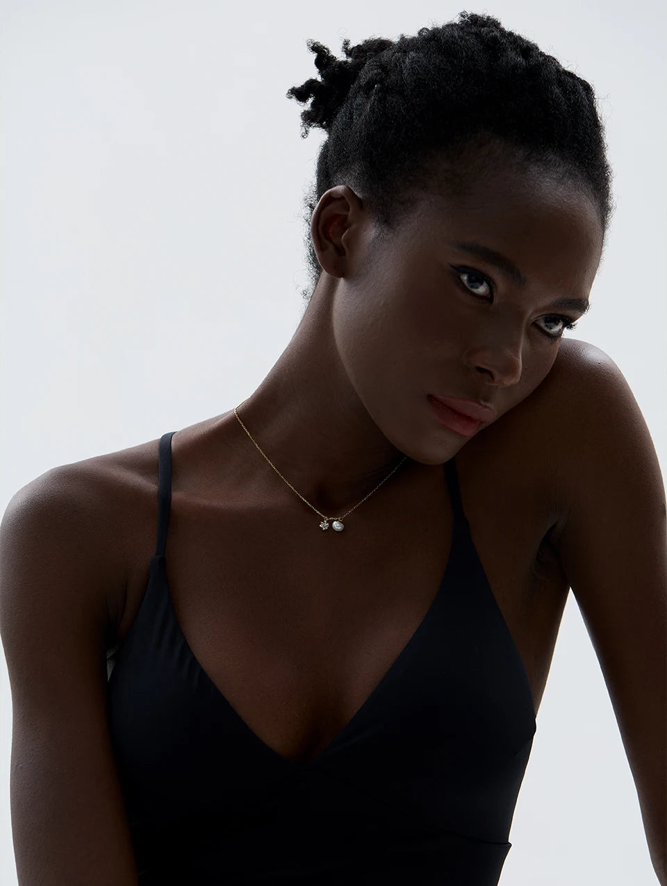 Cubic zirconia pearl geometric necklace in gold-plated stainless steel with pearl and cubic zirconia.