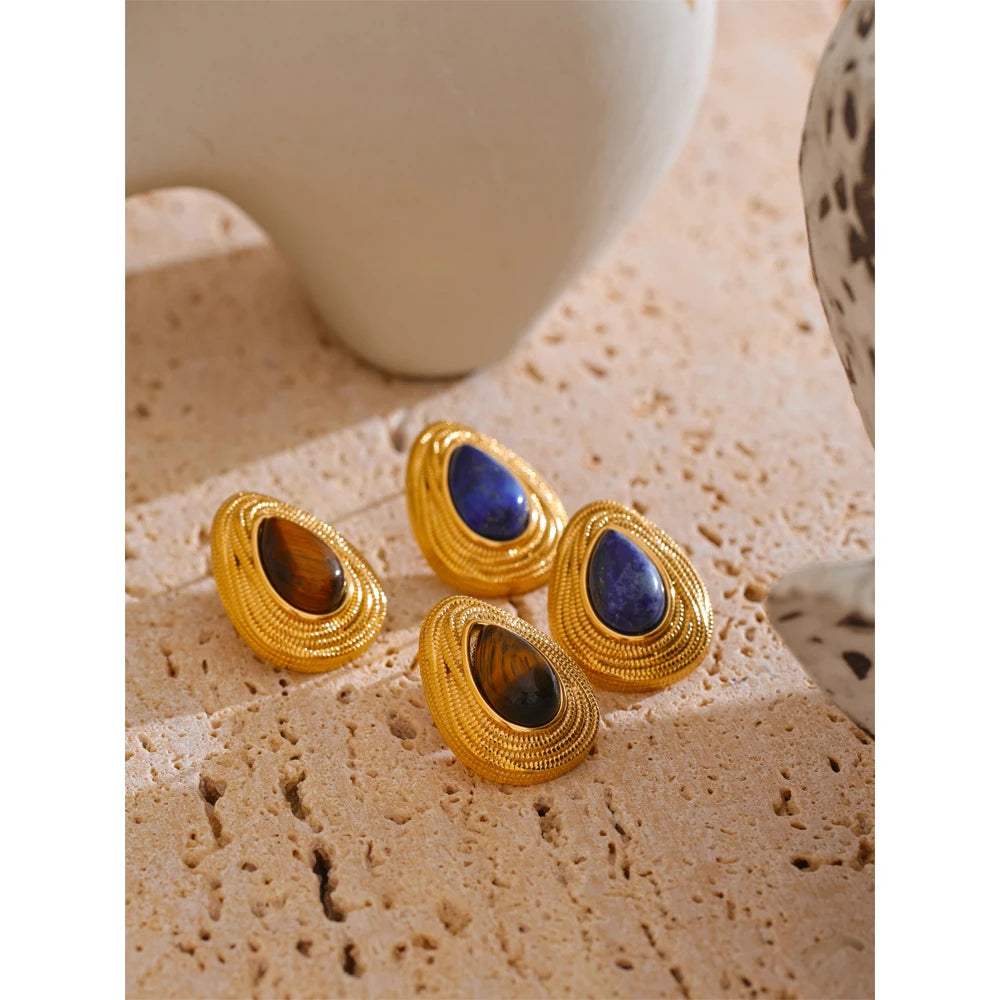 Natural stone geometric earrings in gold-plated stainless steel with natural stone.