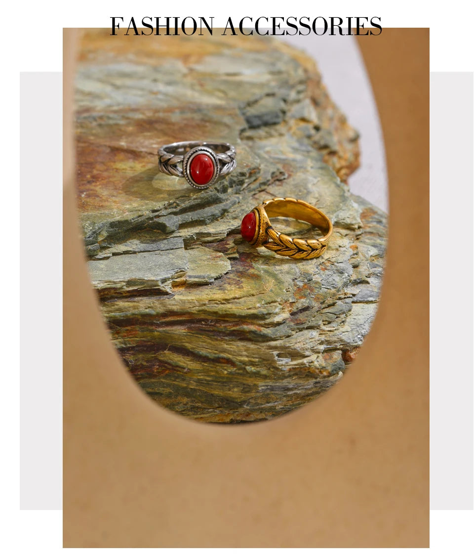Black natural stone vintage ring in 18K gold-plated stainless steel with natural stone.