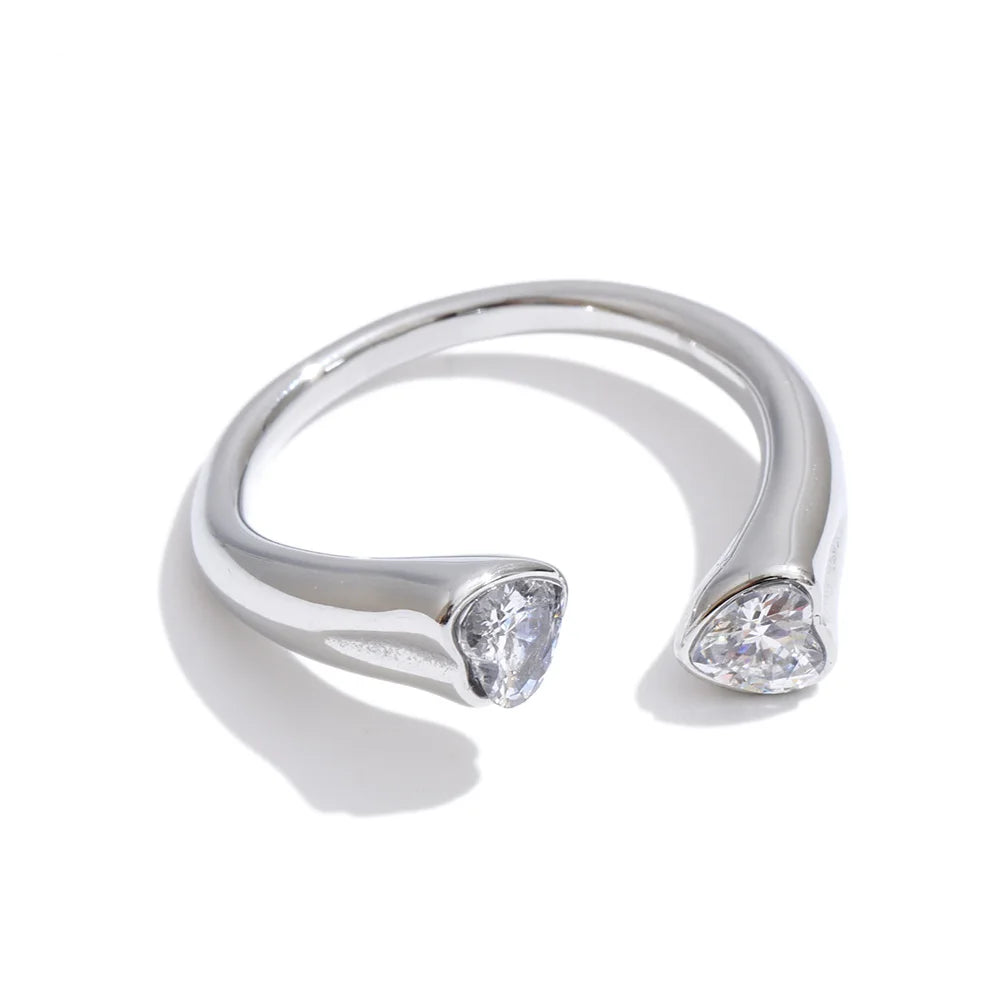 Cubic zirconia heart ring in 18K gold-plated stainless steel with cubic zirconia.