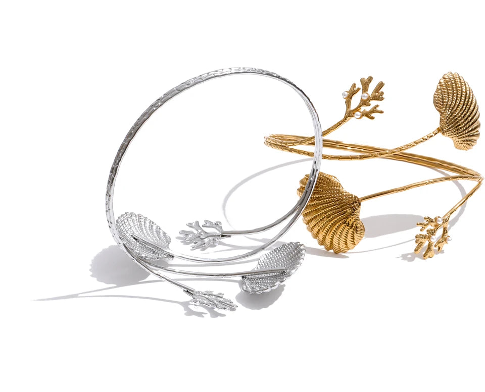 Shell geometric bracelet in gold-plated stainless steel with shell.