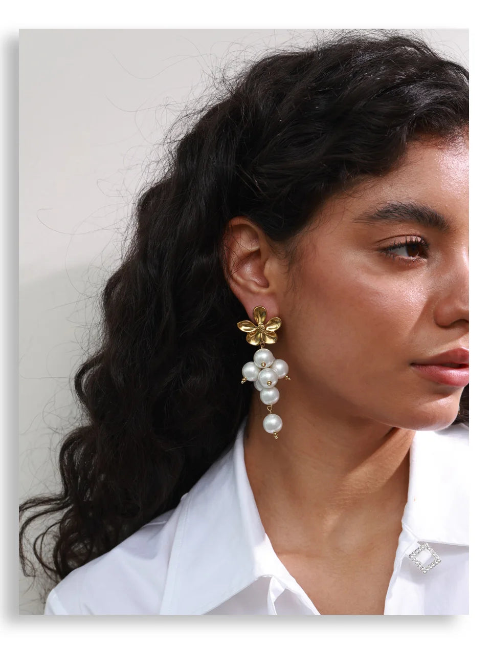 Pearl beaded geometric earrings in gold-plated stainless steel with pearl.