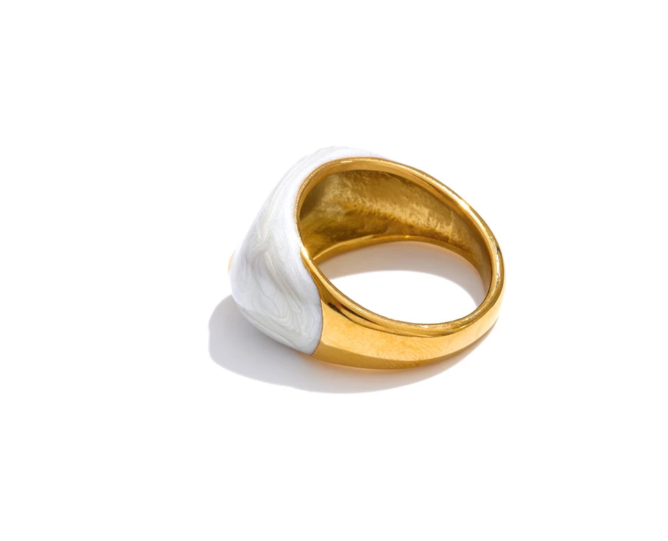 White enamel heart ring in 18K gold-plated stainless steel with enamel.