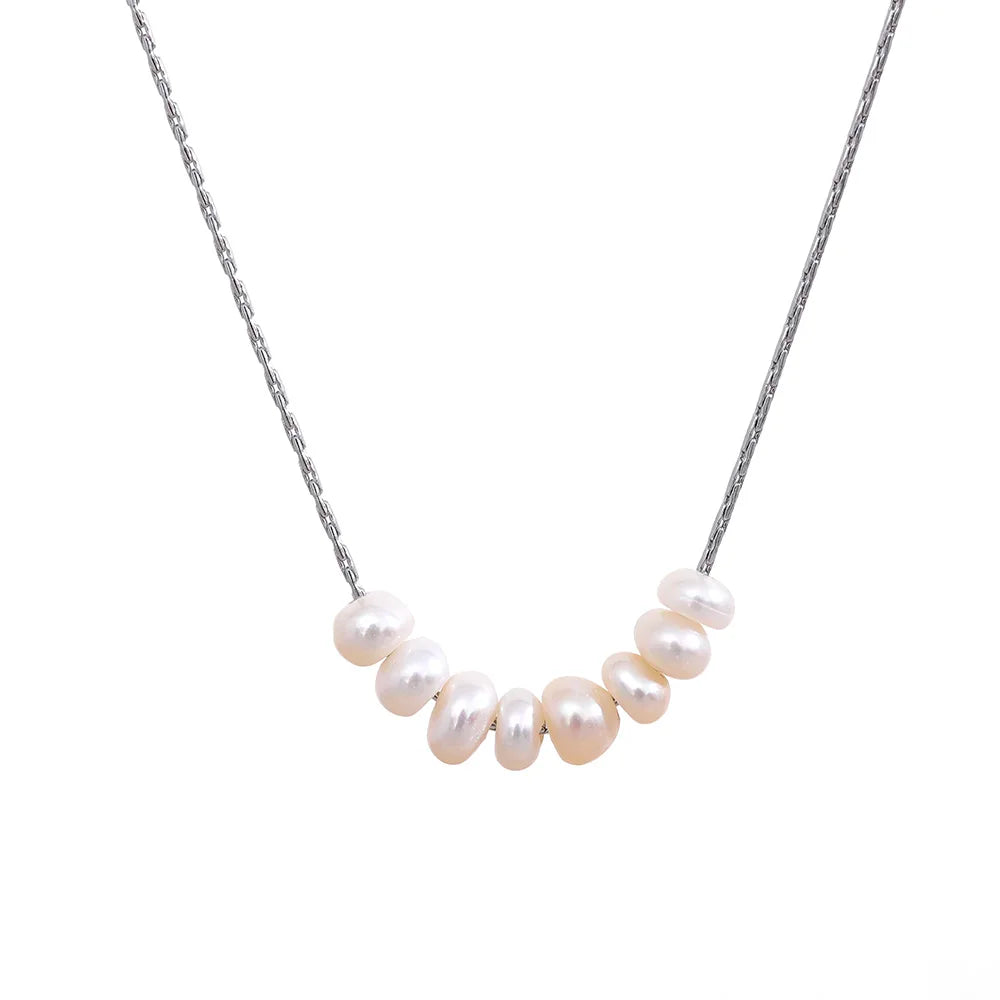 Freshwater pearl geometric necklace in gold-plated stainless steel with freshwater pearl.