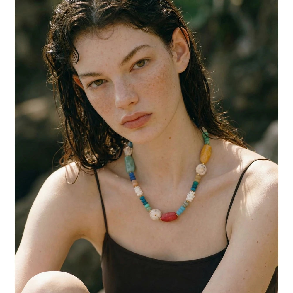 Shell resin natural stone necklace in gold-plated stainless steel with natural stone and shell.