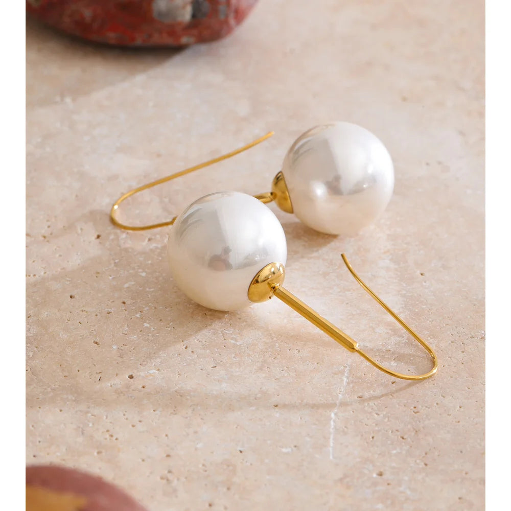 Pearl geometric earrings in gold-plated stainless steel with pearl.