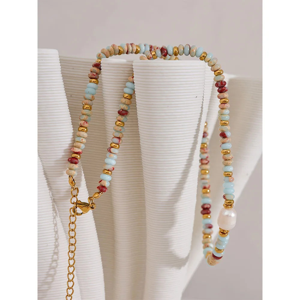 Freshwater pearl natural stone geometric necklace in gold-plated stainless steel with freshwater pearl and natural stone.