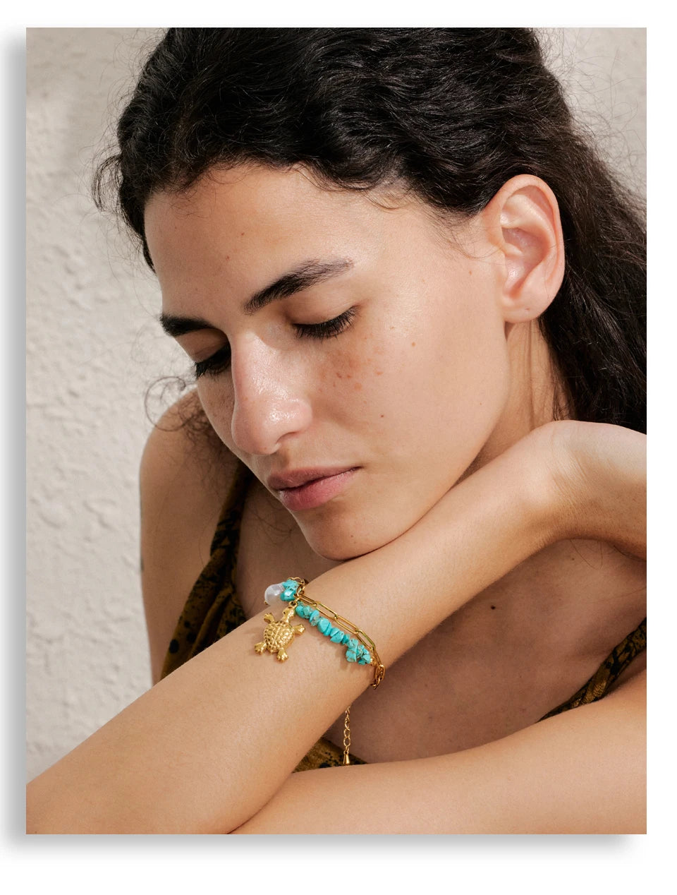 Shell star geometric necklace in gold-plated stainless steel with shell.