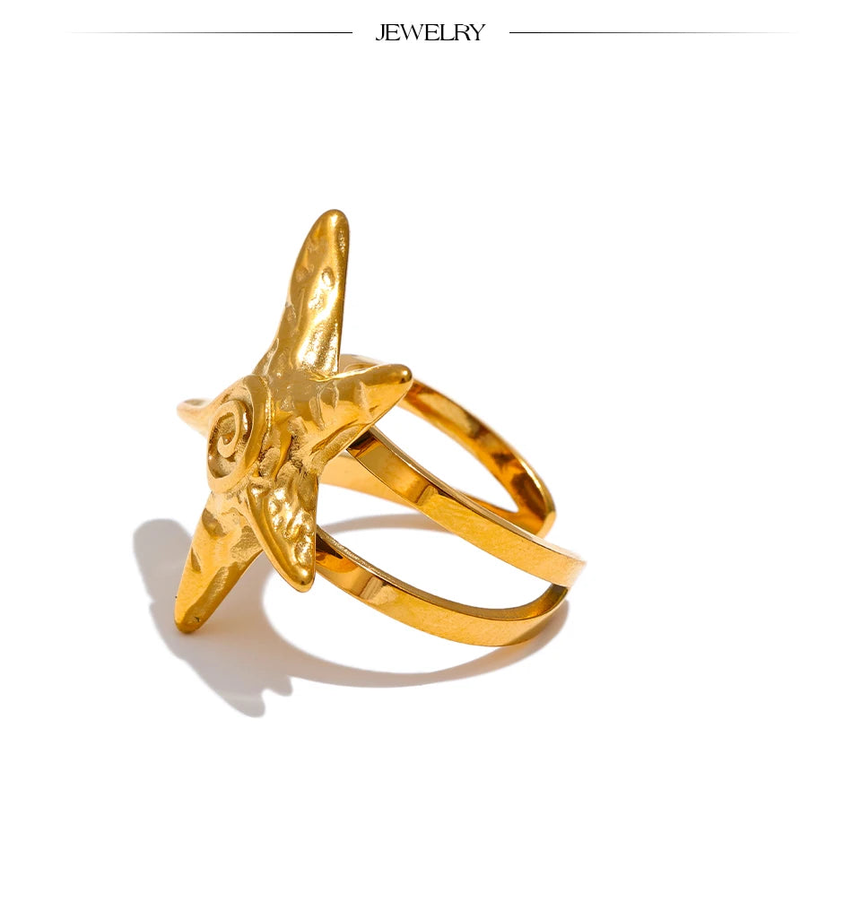 Star ring in 18K gold-plated 316L stainless steel.