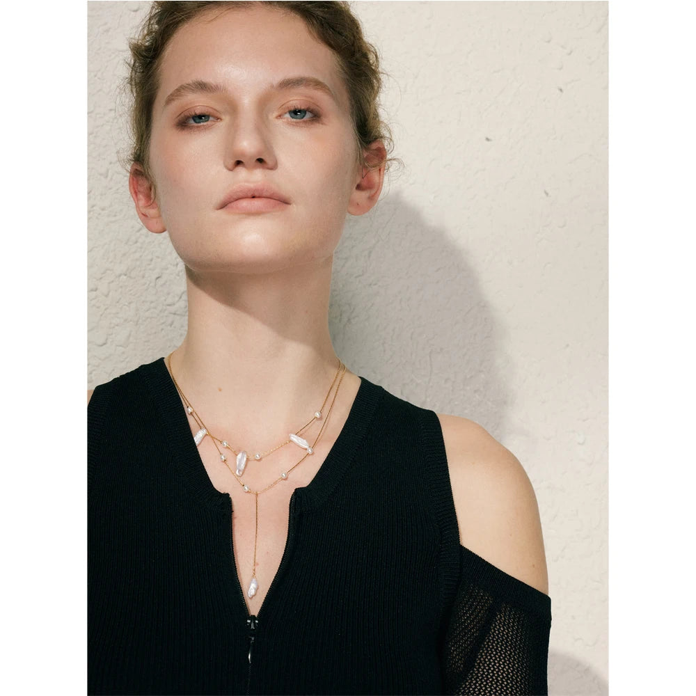 Freshwater pearl geometric necklace in gold-plated stainless steel with freshwater pearl.