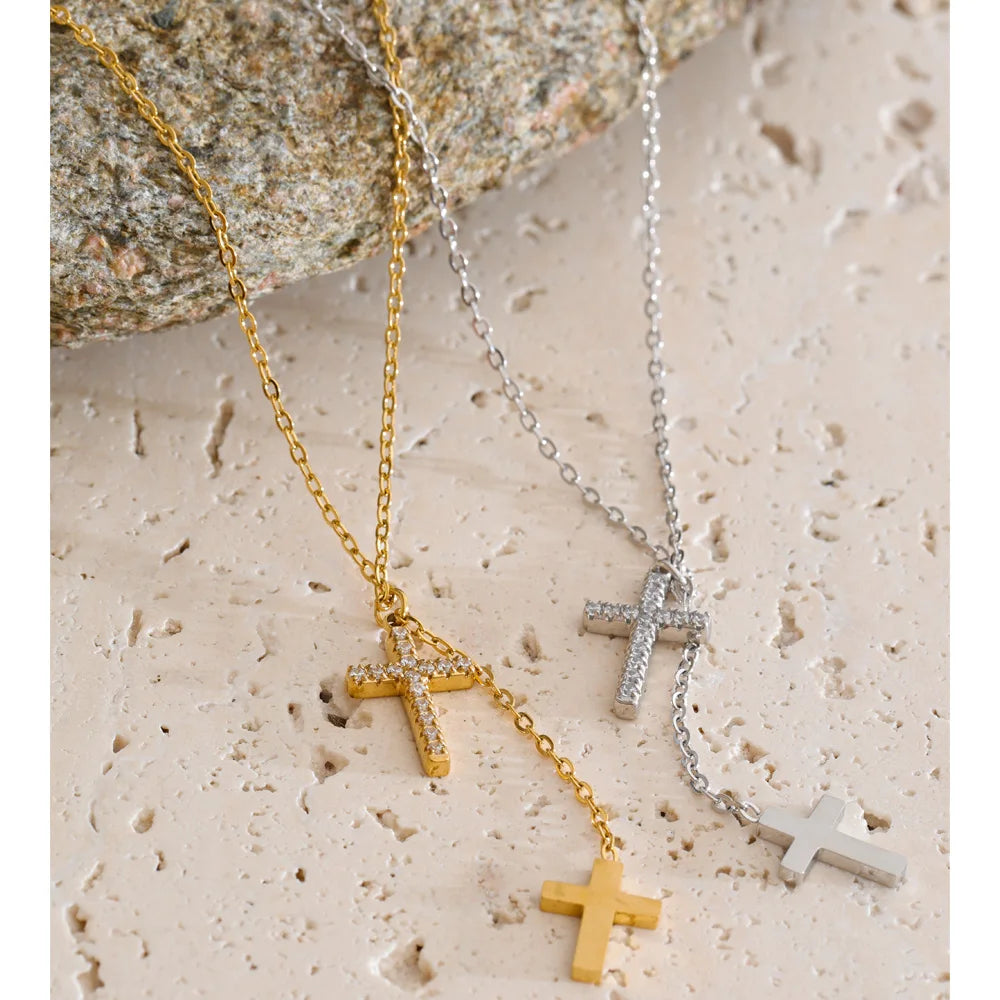 Cubic zirconia cross chain necklace in gold-plated stainless steel with cubic zirconia.