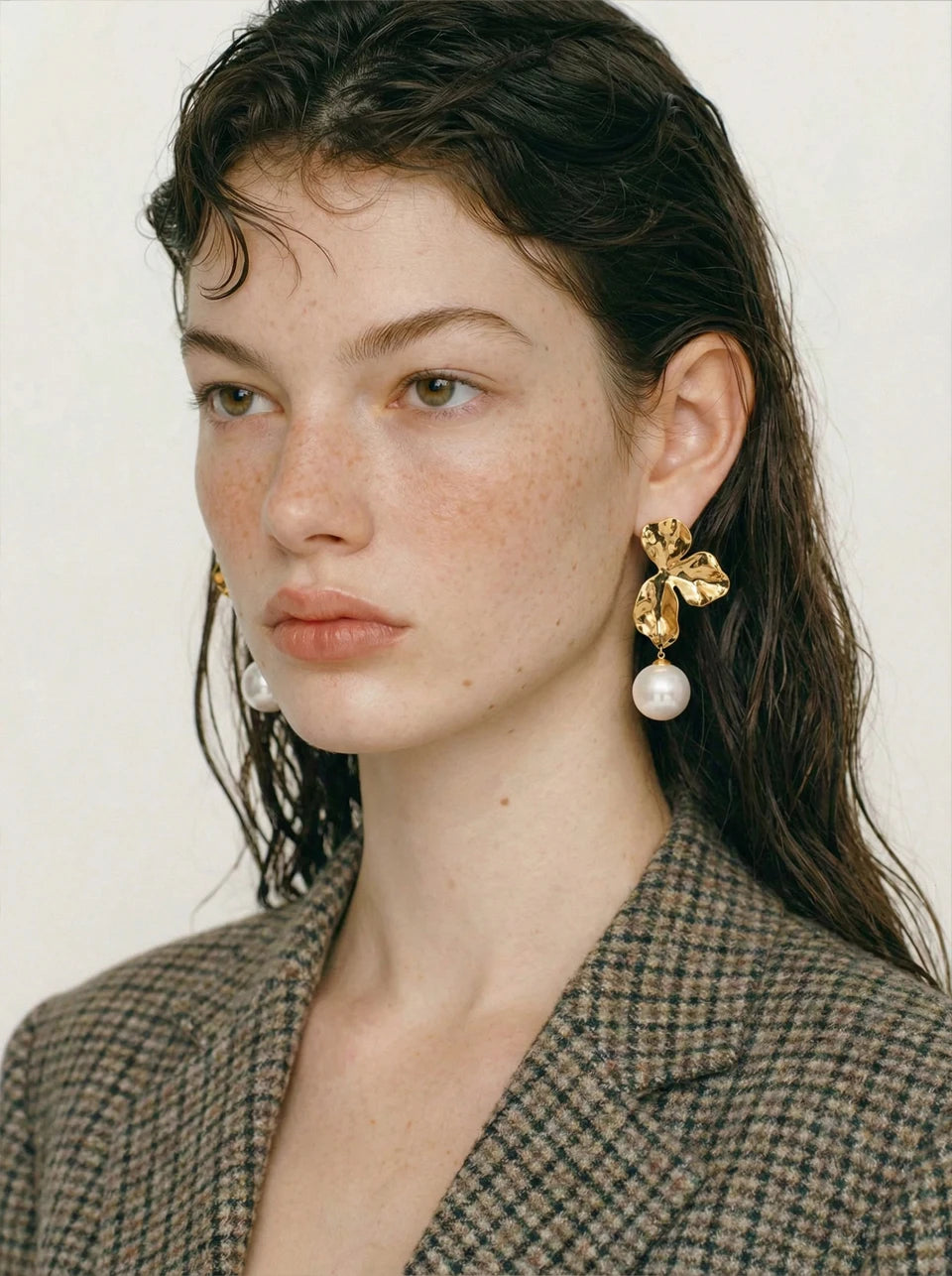 Pearl flower earrings in gold-plated stainless steel with pearl.