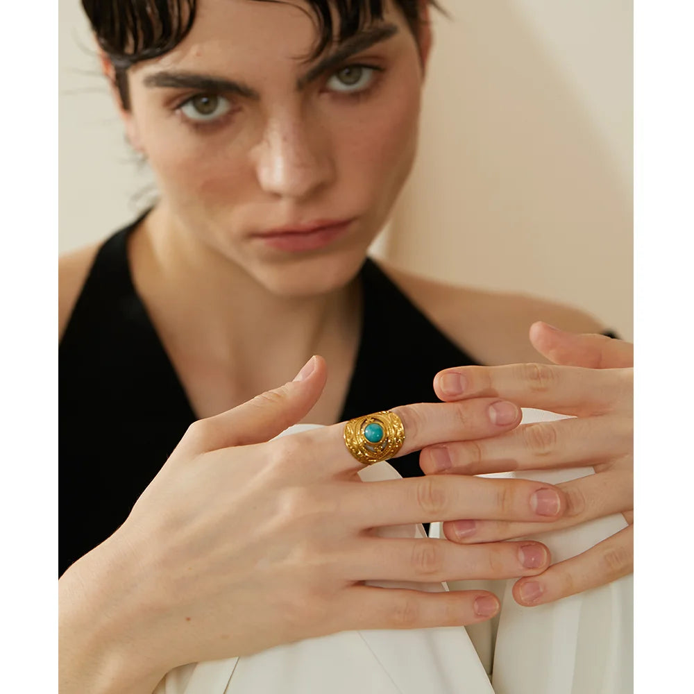Red natural stone vintage ring in gold-plated stainless steel with natural stone.