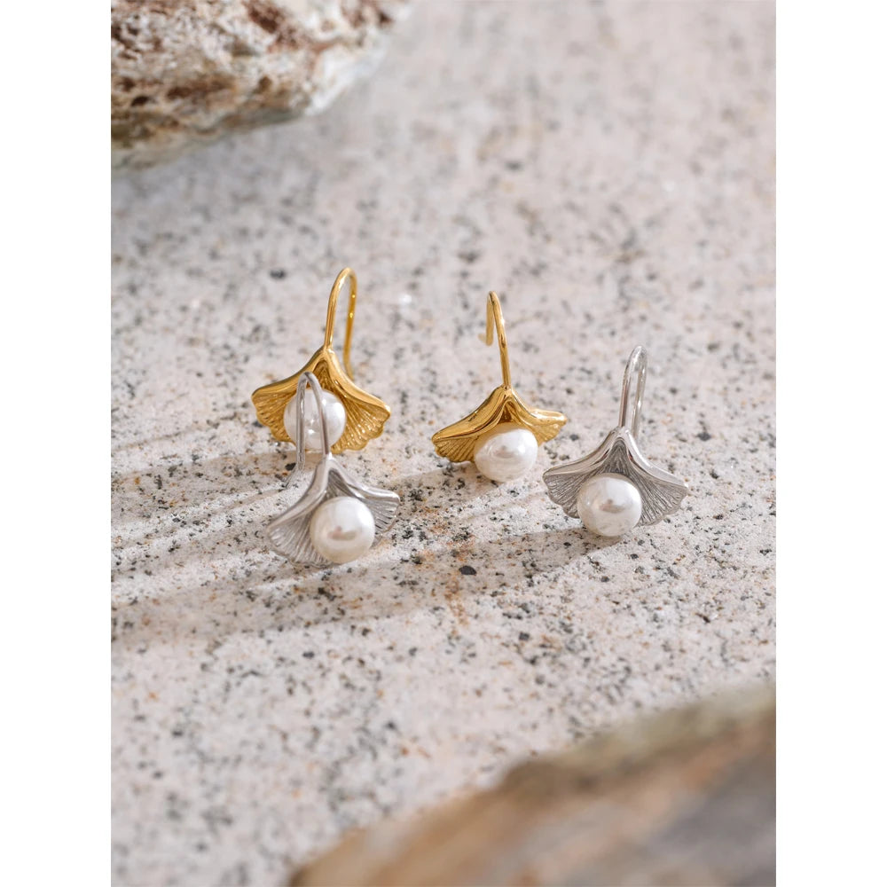 Pearl earrings in gold-plated stainless steel with pearl.