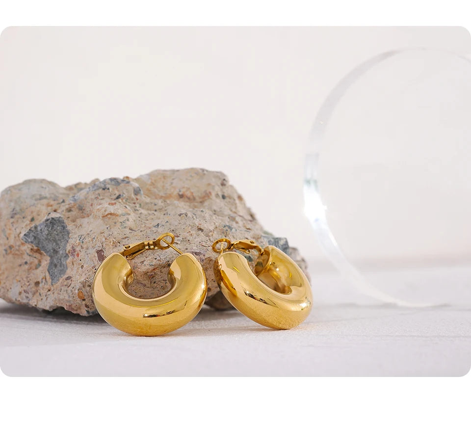 Minimalist geometric earrings in gold-plated stainless steel.