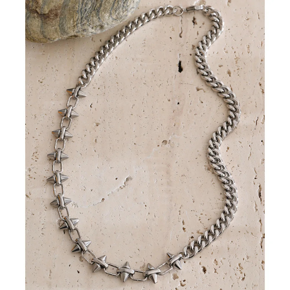 Vintage geometric chain necklace in gold-plated stainless steel.