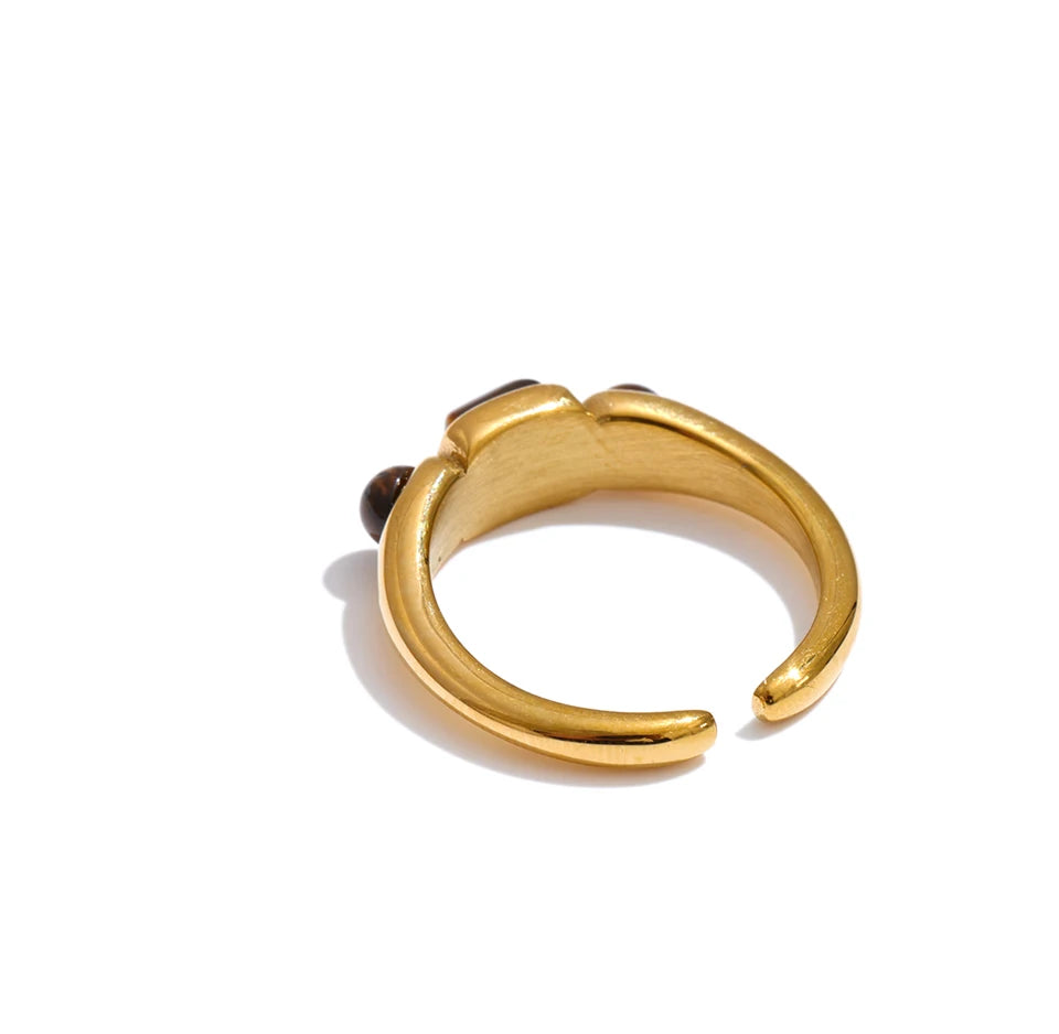 Natural stone geometric ring in 18K gold-plated stainless steel with natural stone.