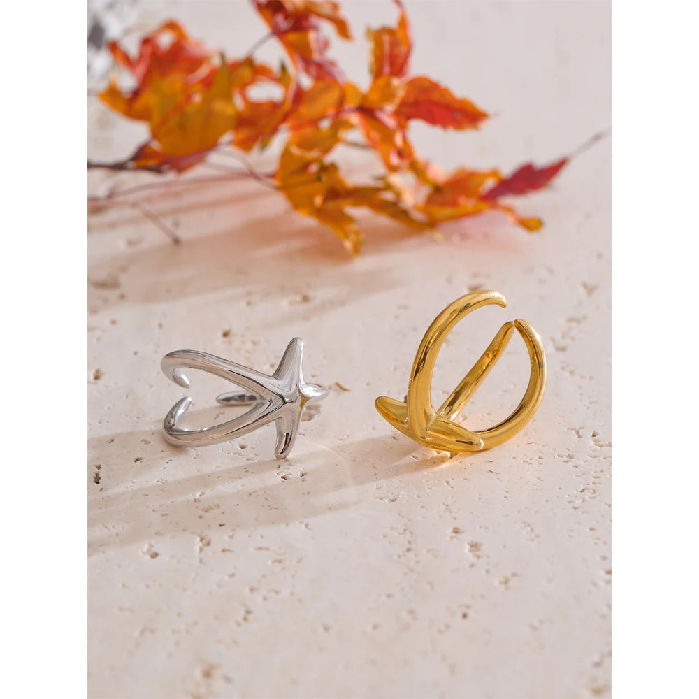 Star geometric ring in gold-plated stainless steel.